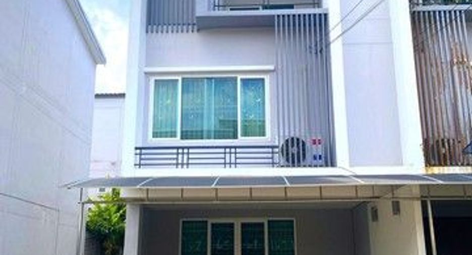 À louer 3 chambres maison à Bang Khen, Bangkok