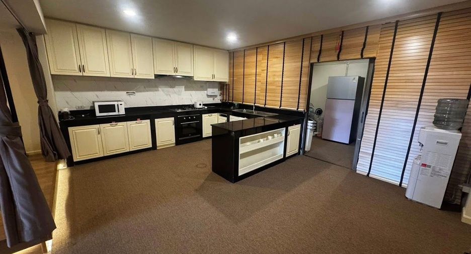 For rent 13 bedrooms townhouse in Watthana, Bangkok