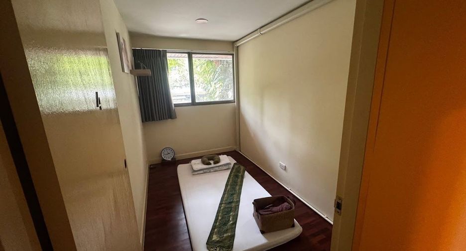 For rent 13 bedrooms townhouse in Watthana, Bangkok