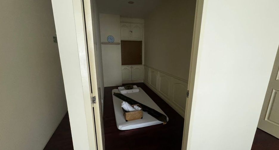 For rent 13 bedrooms townhouse in Watthana, Bangkok