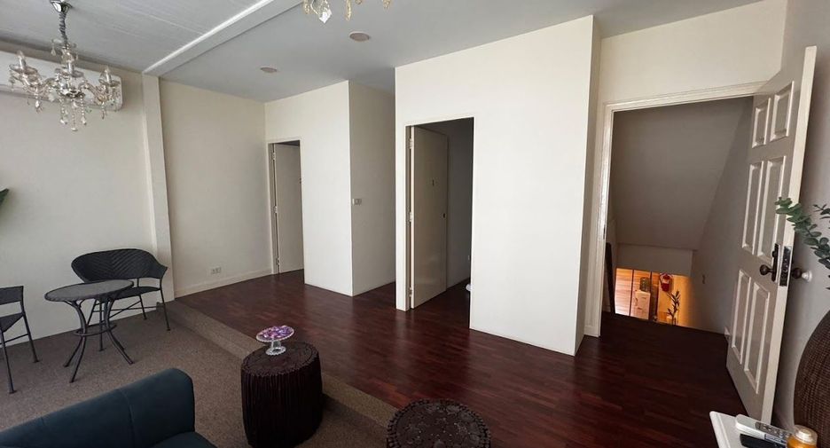 For rent 13 bedrooms townhouse in Watthana, Bangkok
