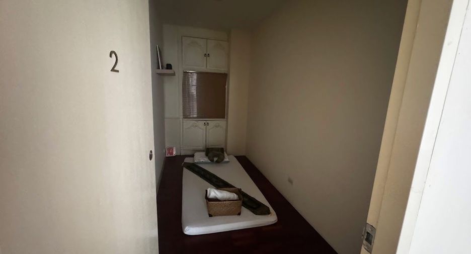 For rent 13 bedrooms townhouse in Watthana, Bangkok