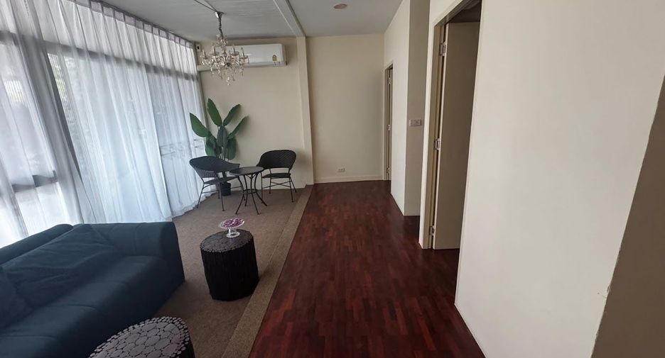 For rent 13 bedrooms townhouse in Watthana, Bangkok