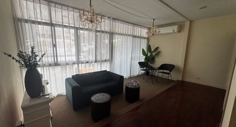 For rent 13 bedrooms townhouse in Watthana, Bangkok