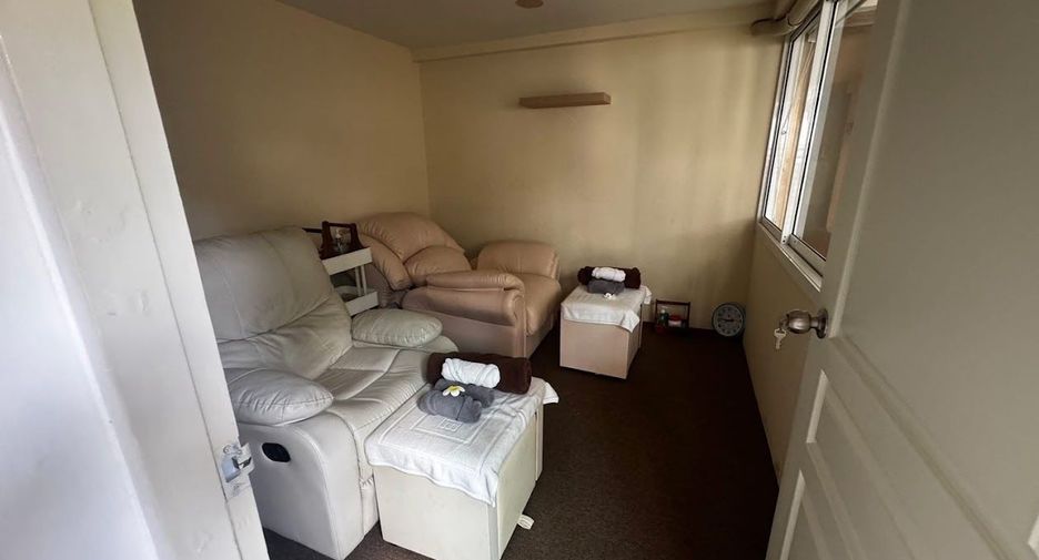 For rent 13 bedrooms townhouse in Watthana, Bangkok