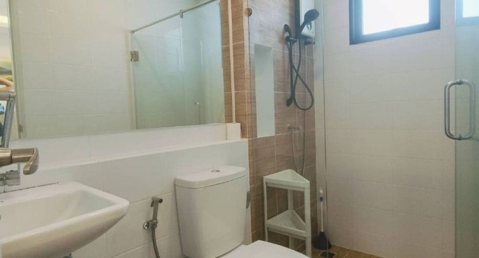 Casa adosada en venta de estudio en Bang Phli, Samut Prakan