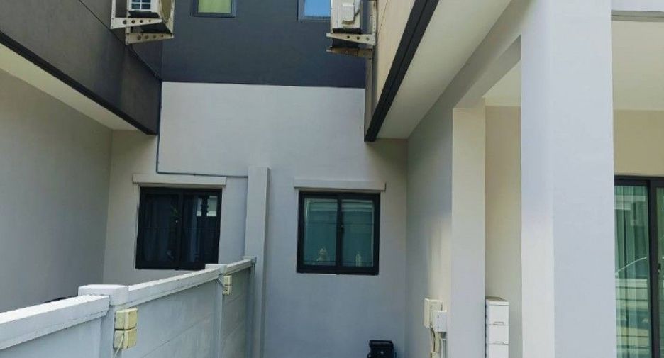 Casa adosada en venta de estudio en Bang Phli, Samut Prakan
