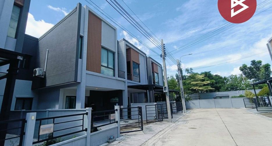 Casa adosada en venta de estudio en Bang Phli, Samut Prakan