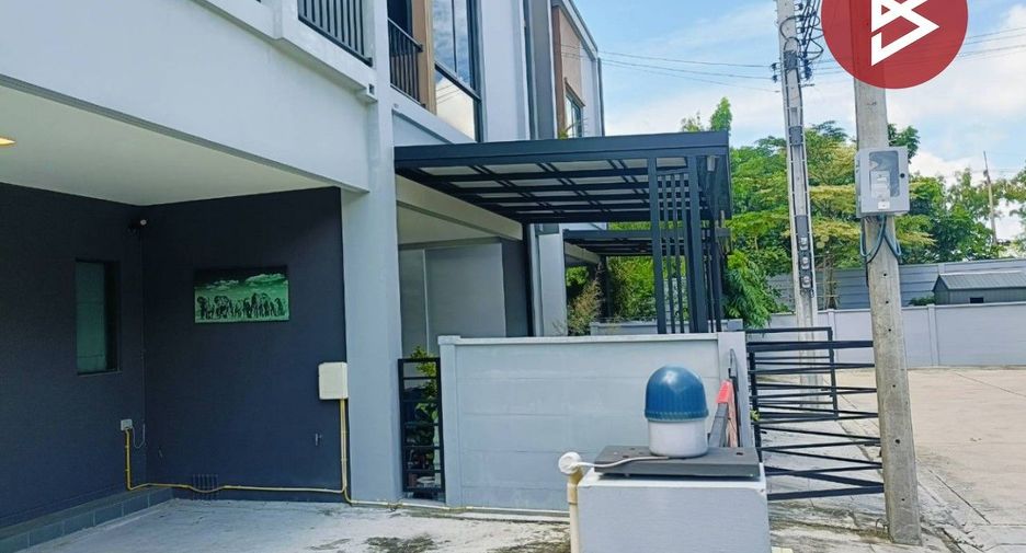 Casa adosada en venta de estudio en Bang Phli, Samut Prakan