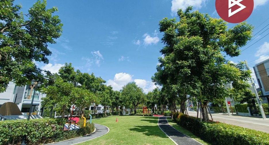 Casa adosada en venta de estudio en Bang Phli, Samut Prakan