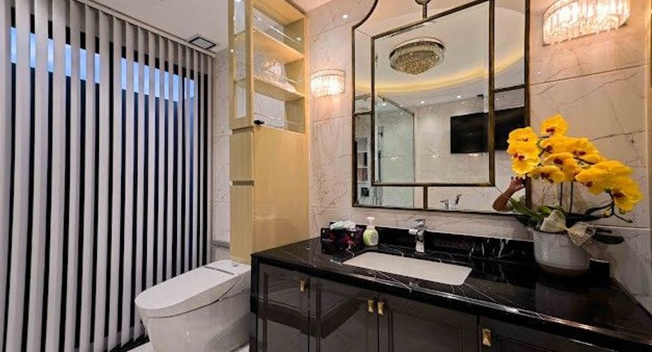 À louer 3 chambres maison à Taling Chan, Bangkok