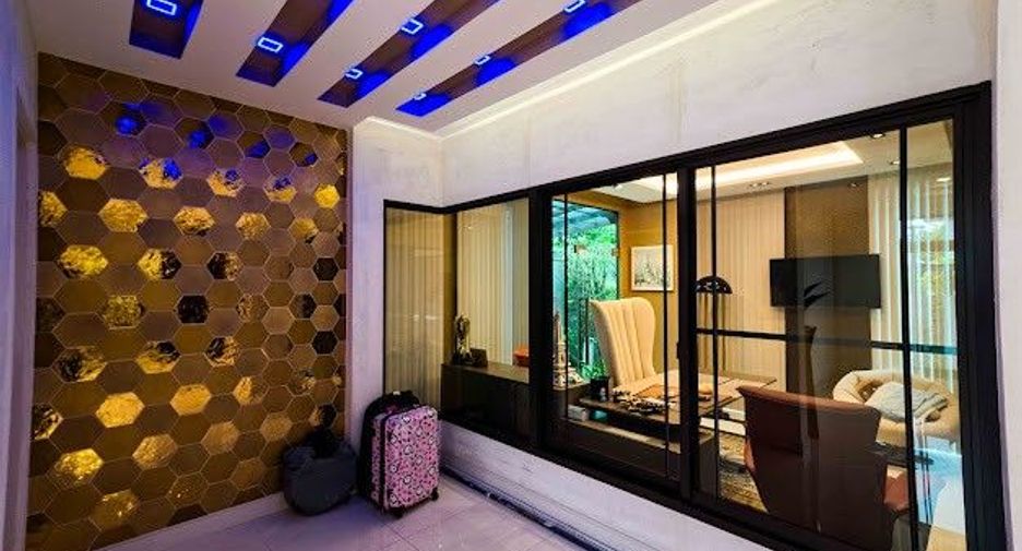 À louer 3 chambres maison à Taling Chan, Bangkok