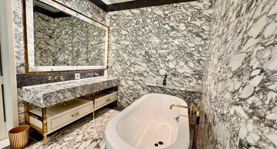 For rent 4 bedrooms condo in Sathon, Bangkok