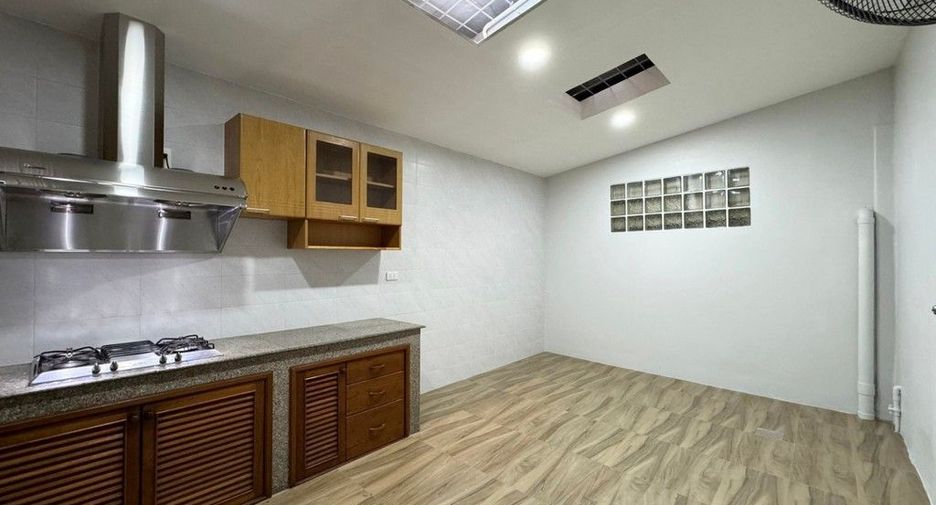 For rent 5 ベッドルーム townhouse in Suan Luang, Bangkok