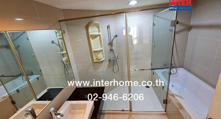 For sale 2 bedrooms condo in Huai Khwang, Bangkok