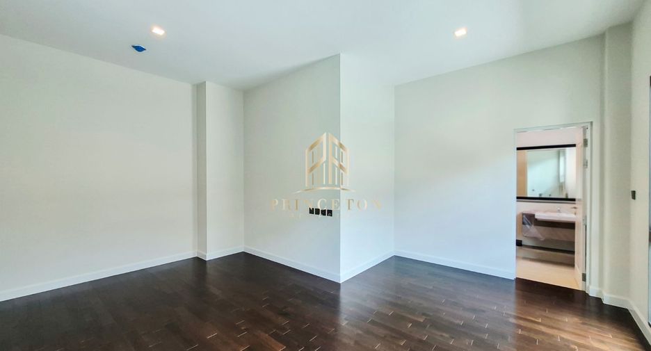 For sale 5 bedrooms house in Lat Krabang, Bangkok