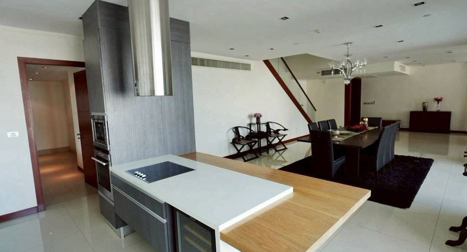 For rent 4 bedrooms condo in Khlong Toei, Bangkok