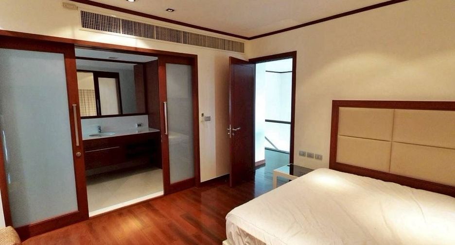 For rent 4 bedrooms condo in Khlong Toei, Bangkok