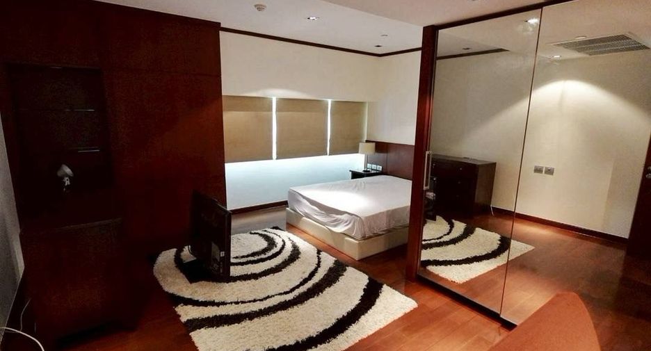 For rent 4 bedrooms condo in Khlong Toei, Bangkok