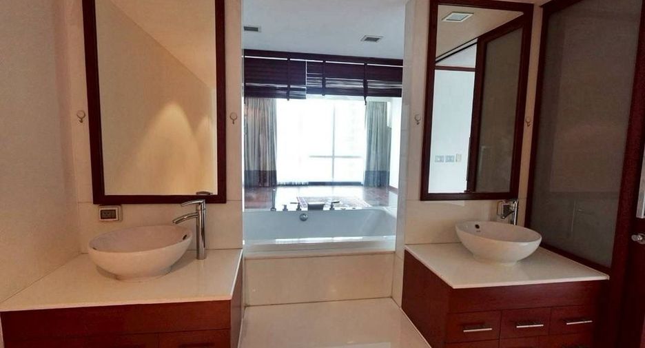 For rent 4 bedrooms condo in Khlong Toei, Bangkok