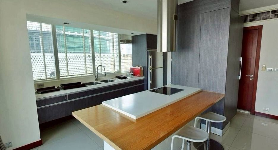 For rent 4 bedrooms condo in Khlong Toei, Bangkok