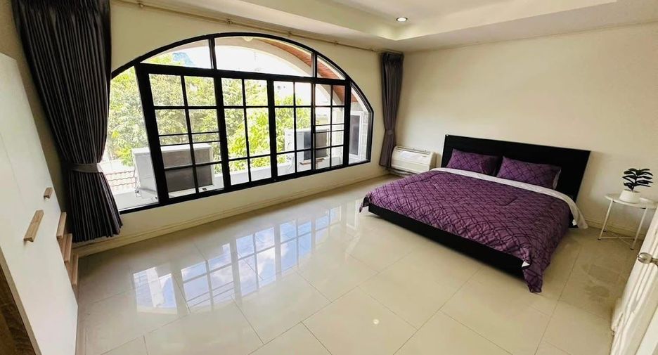 For rent 4 bedrooms townhouse in Watthana, Bangkok