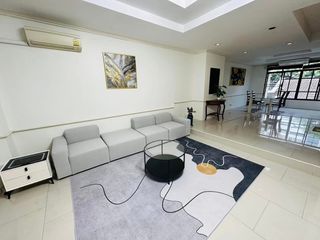 Casa adosada en alquiler de 4 habitaciones en Watthana, Bangkok