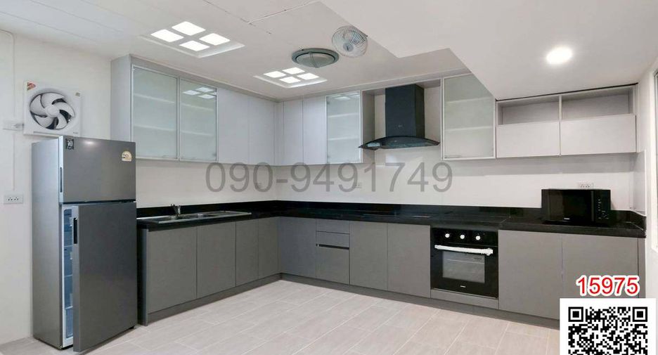 For rent 5 bedrooms townhouse in Bang Na, Bangkok