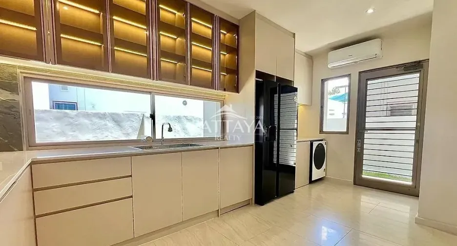 For rent and for sale 4 bedrooms house in Bang Lamung, Chonburi