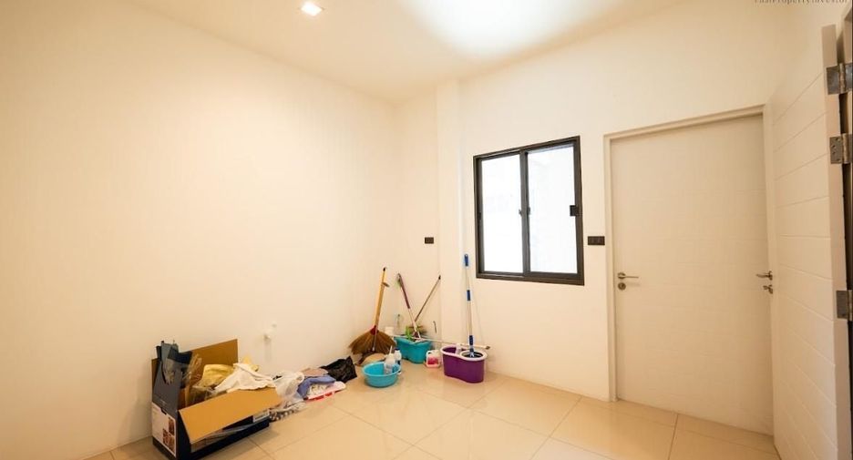For sale 4 bedrooms house in Khan Na Yao, Bangkok