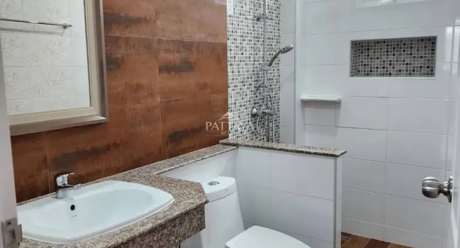 Casa en alquiler de 4 habitaciones en Bang Lamung, Chonburi