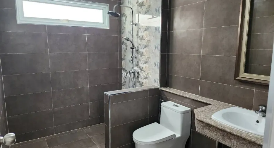 Casa en alquiler de 4 habitaciones en Bang Lamung, Chonburi