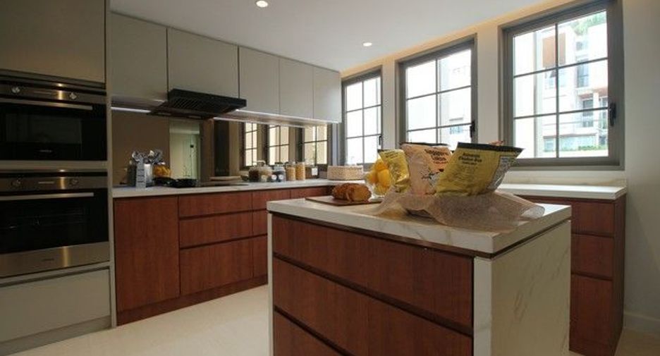 For sale 3 bedrooms townhouse in Lat Phrao, Bangkok