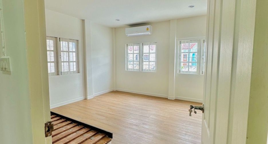 For sale 3 bedrooms townhouse in Lat Krabang, Bangkok