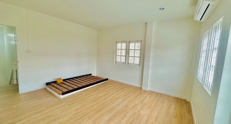For sale 3 bedrooms townhouse in Lat Krabang, Bangkok