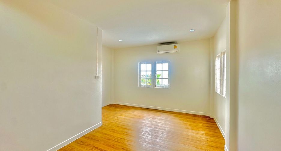 For sale 3 bedrooms townhouse in Lat Krabang, Bangkok
