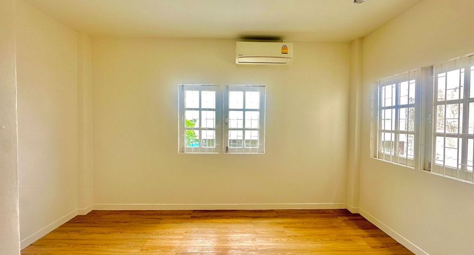 For sale 3 bedrooms townhouse in Lat Krabang, Bangkok