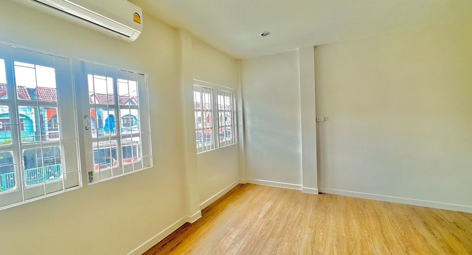 For sale 3 bedrooms townhouse in Lat Krabang, Bangkok