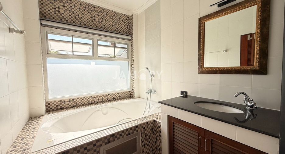 For rent 5 bedrooms house in East Pattaya, Pattaya