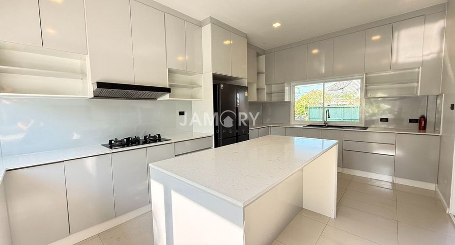 For rent 5 bedrooms house in East Pattaya, Pattaya