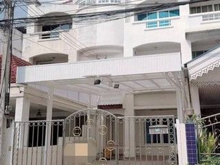 For rent 5 bedrooms townhouse in Bang Na, Bangkok