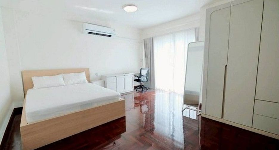 For rent 5 bedrooms townhouse in Bang Na, Bangkok