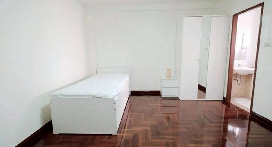 For rent 5 bedrooms townhouse in Bang Na, Bangkok
