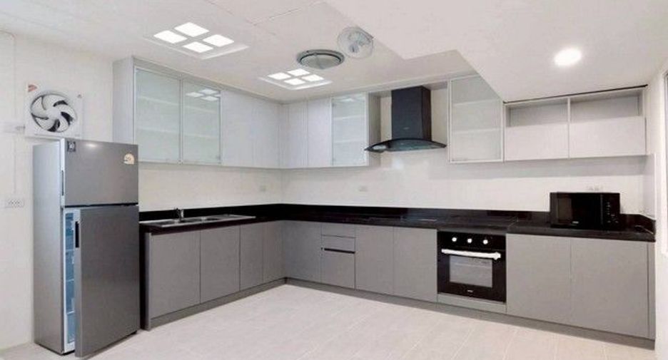 For rent 5 bedrooms townhouse in Bang Na, Bangkok