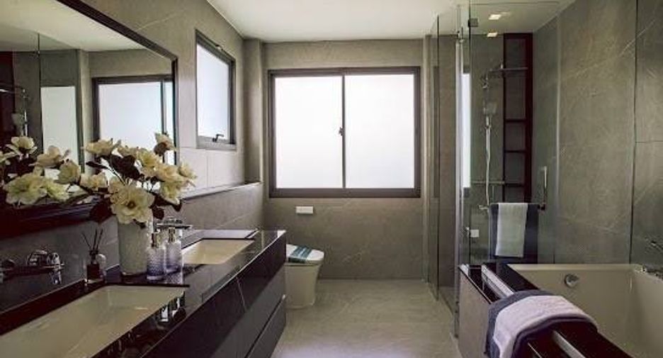 For rent and for sale 4 bedrooms house in Mueang Samut Prakan, Samut Prakan