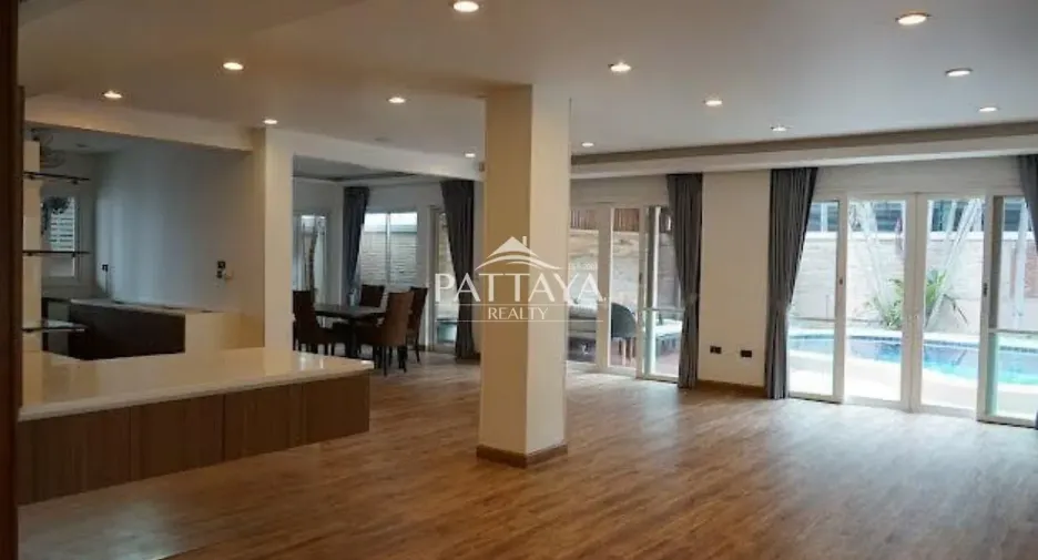 Casa en alquiler de 6 habitaciones en Bang Lamung, Chonburi