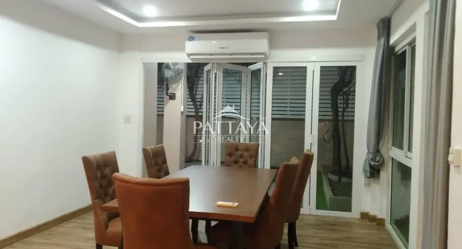 Casa en alquiler de 6 habitaciones en Bang Lamung, Chonburi