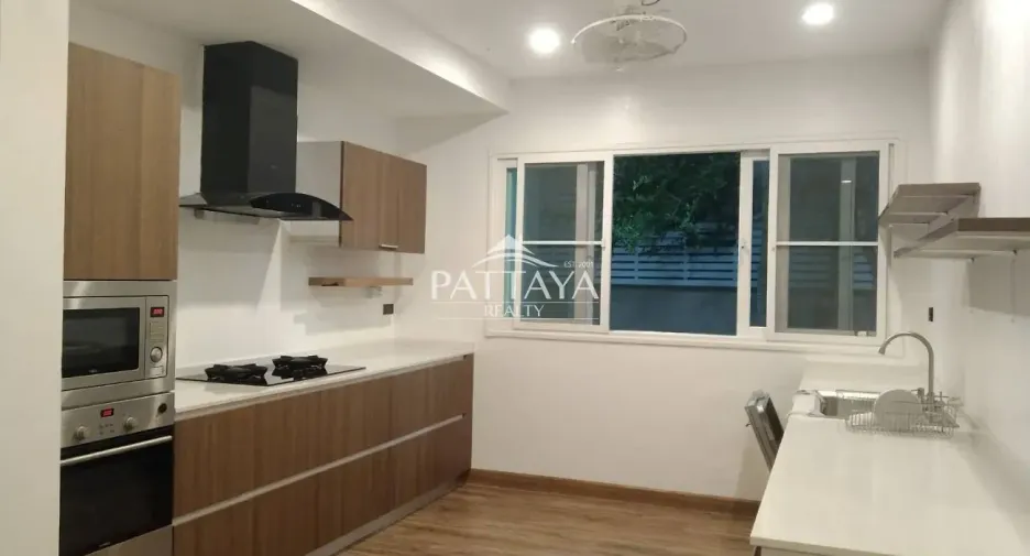 Casa en alquiler de 6 habitaciones en Bang Lamung, Chonburi