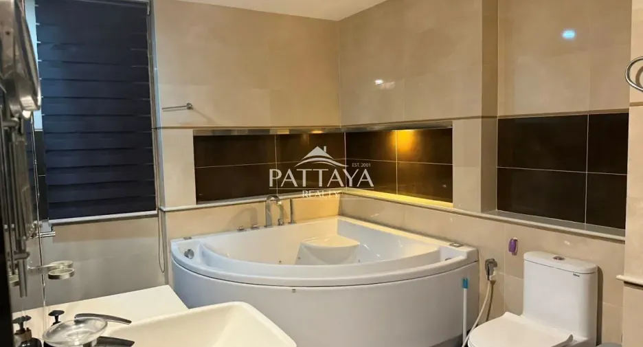 Casa en alquiler de 6 habitaciones en Bang Lamung, Chonburi