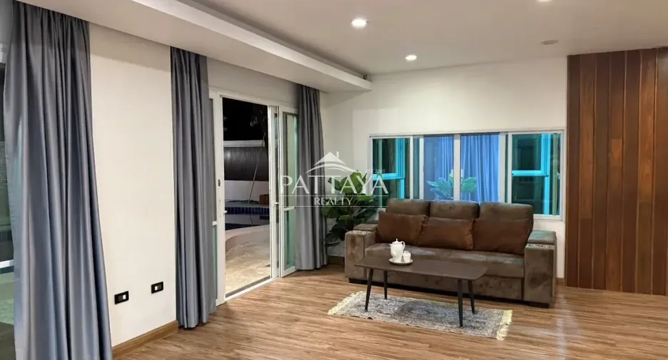 Casa en alquiler de 6 habitaciones en Bang Lamung, Chonburi